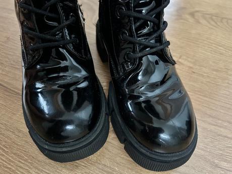 Vysoké lakované čižmy, 33