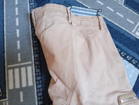 Nohavice so zipsami, 152