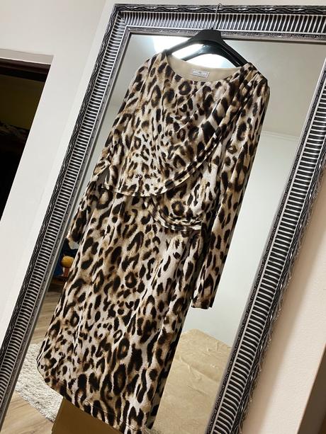 Tigrované šaty, 40
