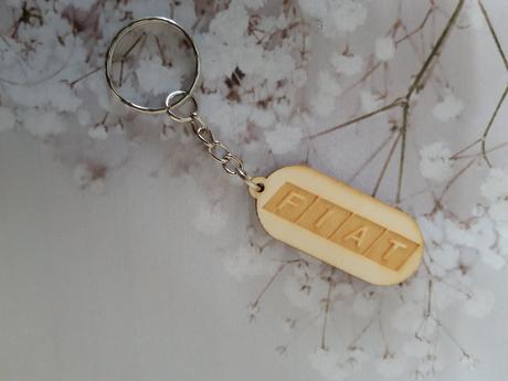 Klucenky loga aut skladom,