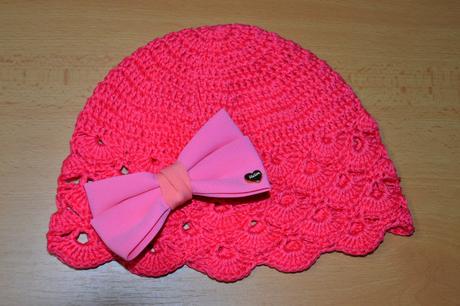 Háčkovaná čiapočka s kvetom, <50 - 158