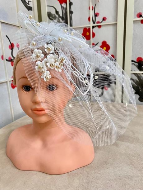 Biely zdobený fascinátor s tylom, 