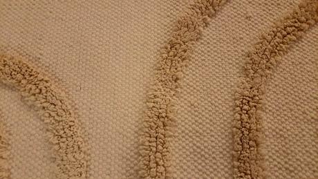 Predám tkaný krémový koberec so strapcami,