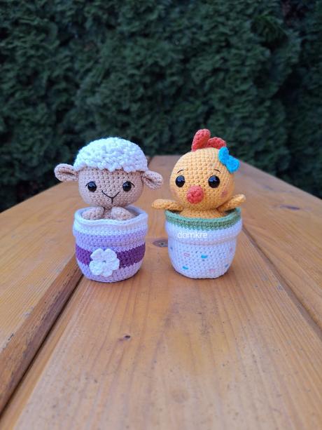 Háčkovaná dekorácia - kuriatko,