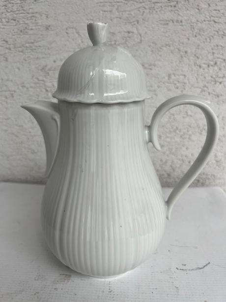 Elegantny cajnik s ruzou ruze ruza biely znaceny, 
