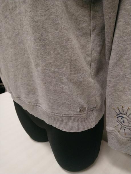 Sivá mikina s motívmi vpredu a na rukávoch, esprit, esprit,m