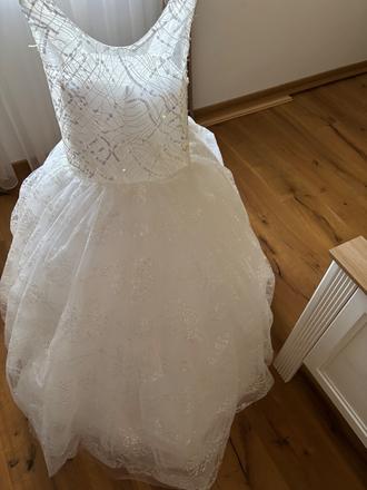 Sviatočné šaty, 146