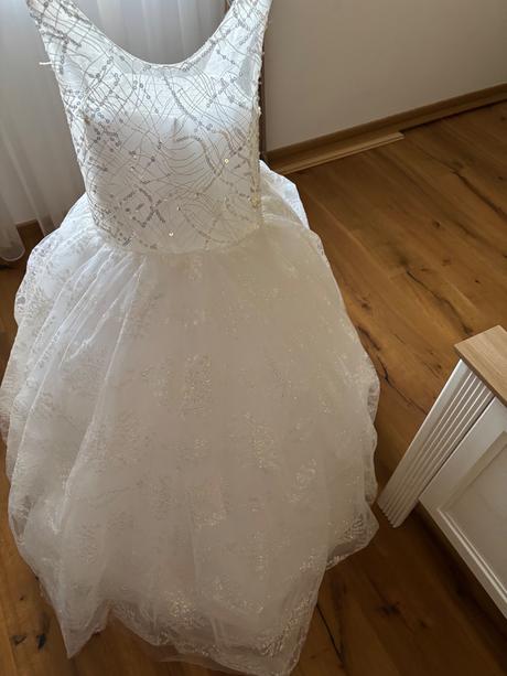 Sviatočné šaty, 146