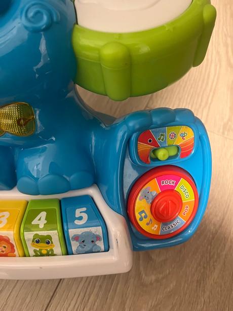 Interaktivny slon clementoni,