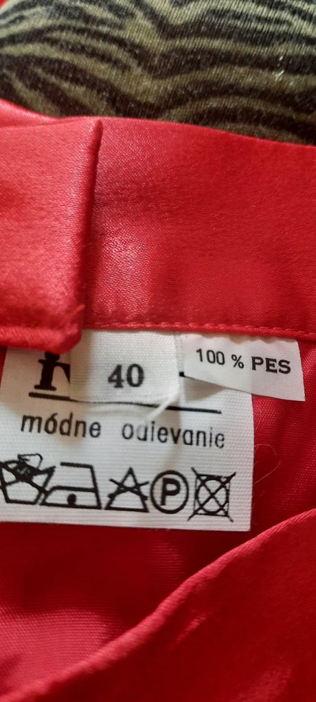 Kostym satenovy s vysivkou vel.40, 40