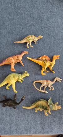 Dinosaury (menšie a väčšie) figúrky,