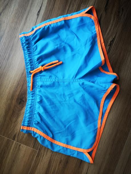 Sortkové plavky, 128