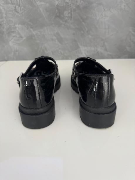 Čierne mokasíny, 33