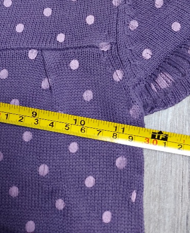 Fialové bodkované pletené šaty, 110