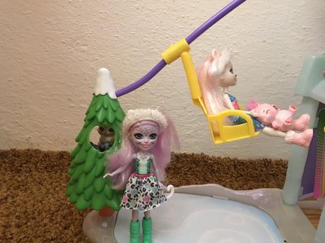 Zimný domček + 6x bábika a zvieratko enchantimals, 