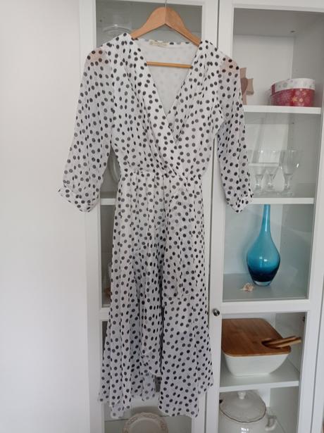 Ľahučké biele bodované šaty, 36