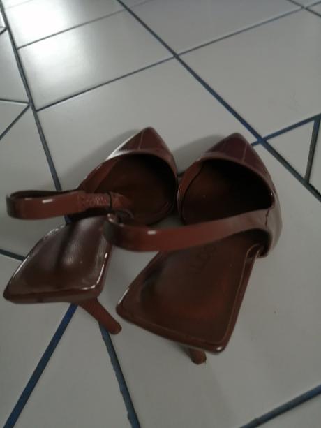 Zaujímavé topanky, 37