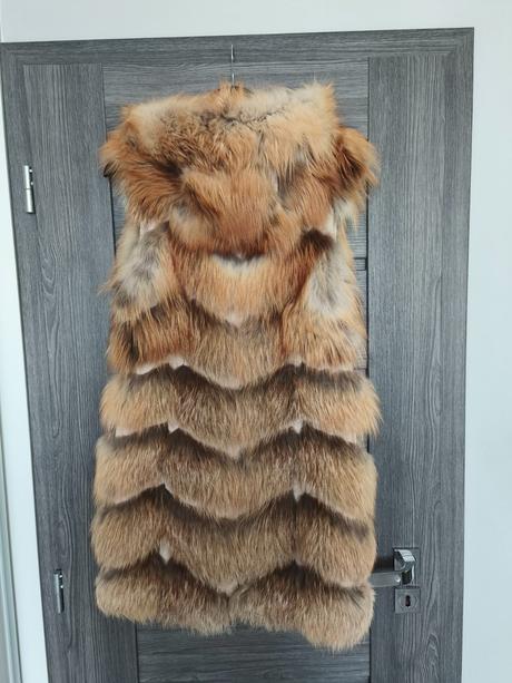 Krasna kozusinova vesta z lisky s kapucnou, s