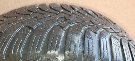 Predám 2ks zimné pneumatiky goodyear 205/55/r16,