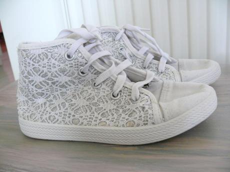 Bielo-strieborné tenisky, 31