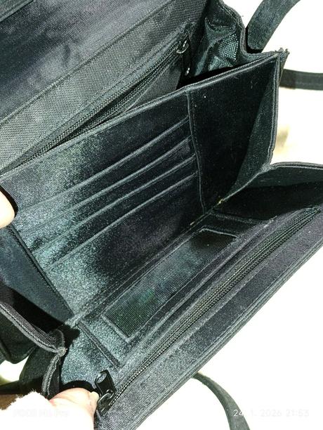 Menšia dámska priestranná kabelka, 