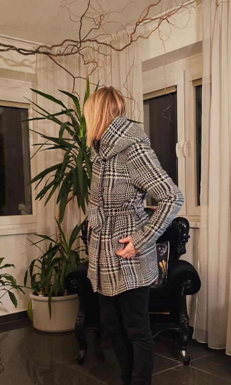 Kabát čiernobiely s kapucňou, amisu,40