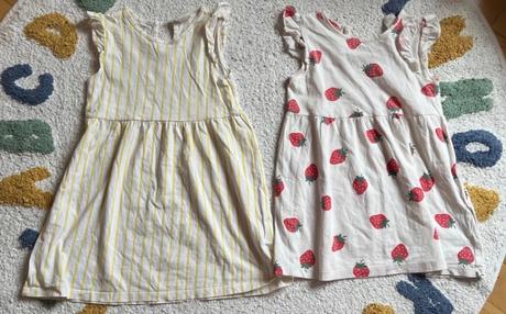 2 bavlnené pásikavé a jahodové šaty, h&m, 98, h&m,98