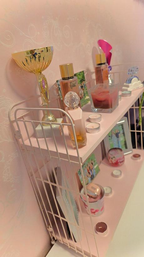 Ružový písací stôl,