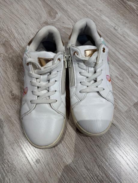 Tenisky s motýlikmi, 31