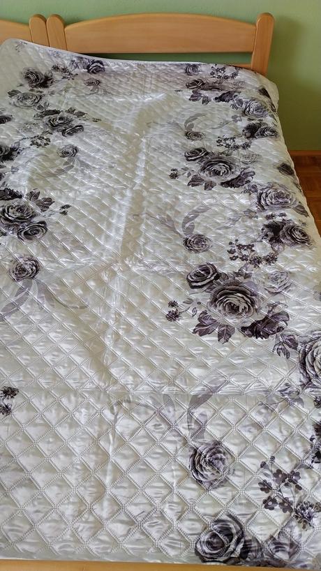 Prehoz na posteľ s krásnymi ružami, 