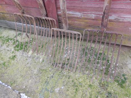 Staré náradie vidly s drevenou rukoveťou,,