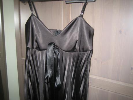 Saténové padavé šaty, s