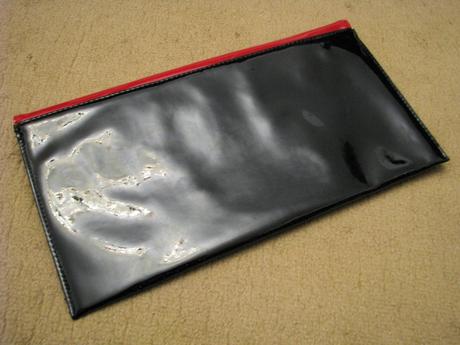 Čierno-červená lakovaná kabelka,