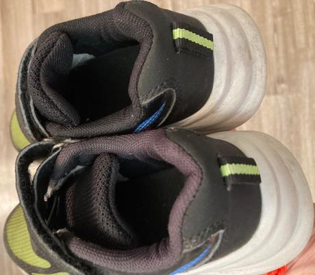 Blikajúce tenisky, 25