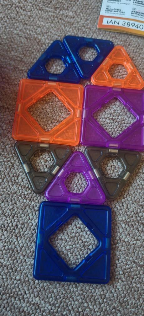 Stavebnica magnetická,