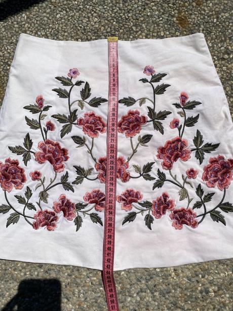 Sukňa a vyšívanými kvetmi, amisu,38