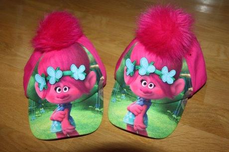 Šiltovka trolls, 140