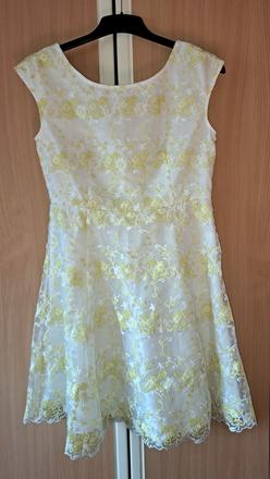 Krásne vyšívané šaty, 38