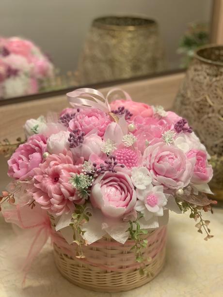 Veľká mydlova kytica v pletenom priborniku, 