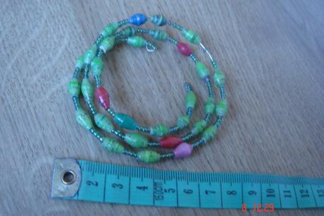 Zeleny naramok z lepenych papierikov, 