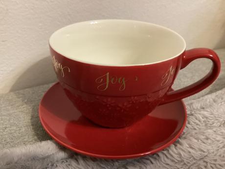 Velka krásna červená radostná šálka,