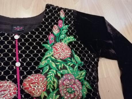 Nádherné vyšívané šaty, m