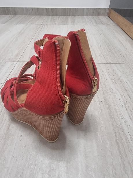 Sandalky na kline, 40