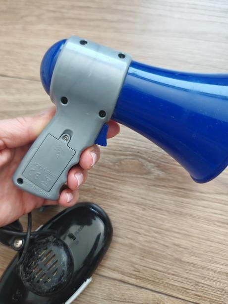 Policajná húkačka a megafón,