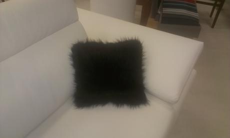 Ušitý vankúš s umelou kožušinou., 