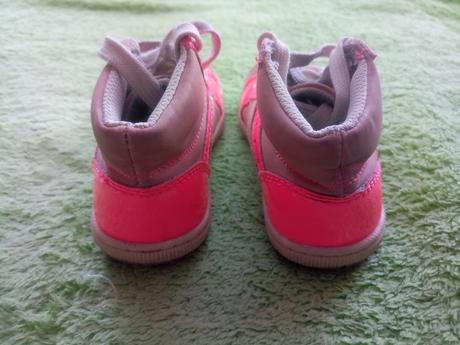 Velmi pohodlné makkucke topanocky, 22