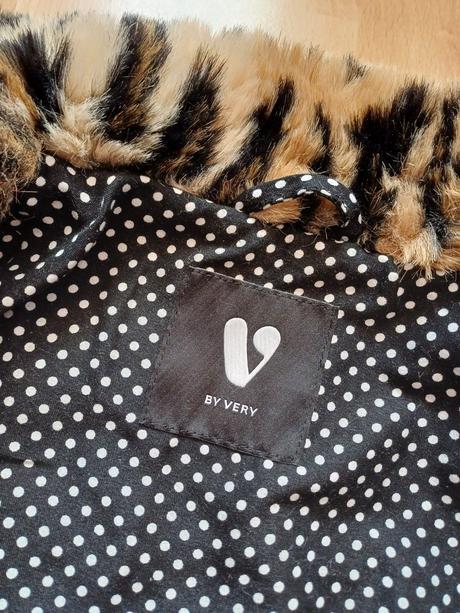 Teply kožúšok s nápisom trouble na chrbte, 110