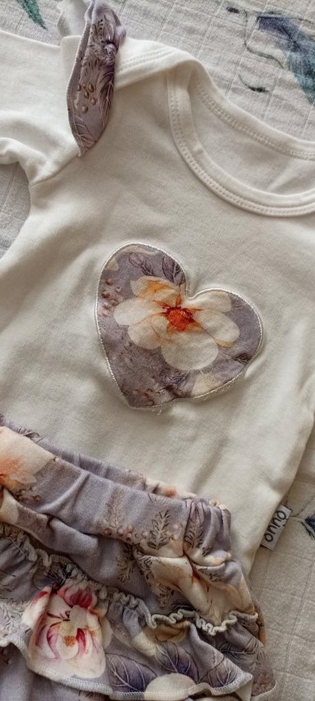 Body a legínky s volánikmi, 80