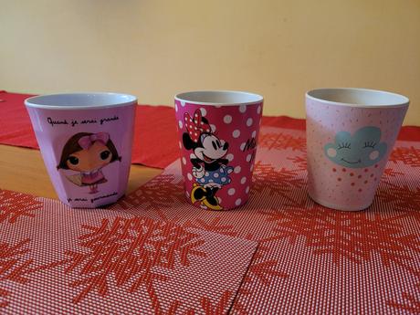 Tri poháriky+prestieranie label tour-super stav,