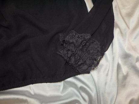 Kvalitná čierna blúzka s čipkou, s